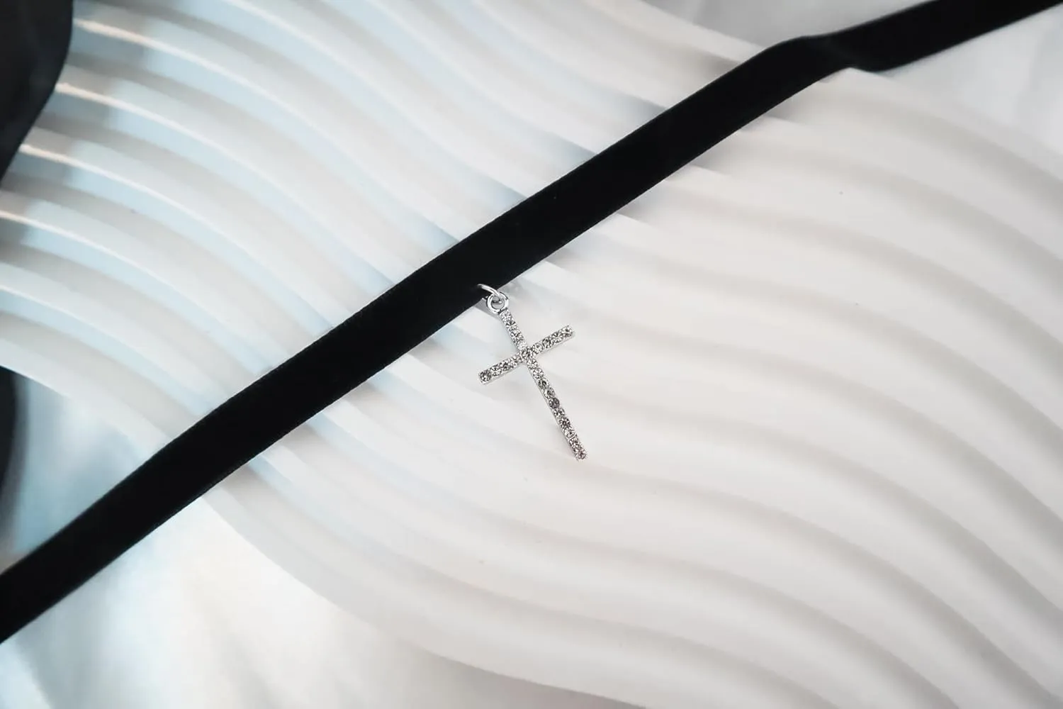 Ronglry Black Velvet Choker Necklace for Women - Adjustable Layered Goth Chokers for Party, Cosplay & Gift